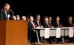 次期衆院選に向け協力を呼びかける石破会長（左）＝２４日、倉吉未来中心