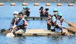 いかだに乗り、息を合わせてオールをこぐ児童＝２９日、琴浦町山川の船上山ダム湖