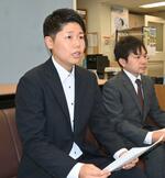 　兵庫県庁で記者会見するクレー射撃の大前有希選手（左）＝１日午後