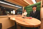 	半個室空間「セミコンーパメント」でくつろぐ藤井七冠（右）と久野さん＝４日、島根県出雲市の後藤総合車両所出雲支所