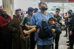 　２０２３年１２月５日、イスラエル軍の空爆で負傷し、パレスチナ自治区ガザ南部のナセル病院に運ばれた子ども（ゲッティ＝共同）