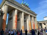 　塗料を吹きかけられたドイツの観光名所ブランデンブルク門＝１７日、ベルリン（ロイター＝共同）