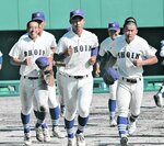 準決勝で矢上を破り、決勝進出を決めて喜ぶ米子松蔭ナイン＝３日、島根県出雲市の県立浜山公園野球場