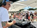 　五輪会場周辺のイベントブースでパナソニックのターンテーブルを操作するＤＪ＝７月、パリ