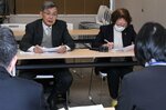 蔵増部長（右手前）に、申し入れを行う角谷会長（左奥）＝１２日、鳥取市役所