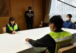 被災地での支援活動について平井知事（右）に報告する鳥取ＤＷＡＴのチーム員＝５日、鳥取県庁