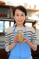 自家製ザワークラウトを手に発酵食品の魅力を語るカノウさん