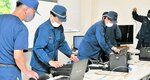 パソコンなどを設置し、本部機能移転の手順を確認する署員ら＝２０日、鳥取市松原の県警高速隊鳥取分駐隊庁舎