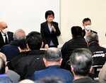 参加者に改修工事の概要を説明する福本町長＝１月３１日、琴浦町八橋の八橋地区公民館