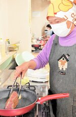 ローストビーフにする肉の表面を焼き上げていく参加者＝１５日、新温泉町丹土の県立但馬牧場公園