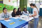 　２０日、グアテマラ市で投票する有権者（共同）