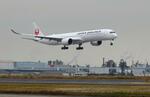 　羽田空港に着陸する日航の新たな国際線主力機エアバスＡ３５０―１０００型＝１５日午前
