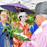 神事に参列した花嫁姿の才田さん（左から２人目）ら＝８日、香美町村岡区長板の若宮八幡宮