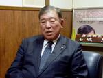 　記者団の取材に応じる自民党の石破茂元幹事長＝１日未明、鳥取市