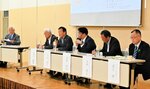 県産材の活用法などについて討論する出席者＝１７日、倉吉市上井町１丁目の日本海新聞中部本社ホール