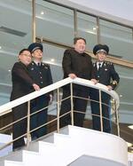 　平壌総合管制所を訪れた北朝鮮の金正恩朝鮮労働党総書記（右から２人目）＝２２日（朝鮮中央通信＝共同）