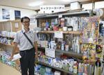 　「住民のニーズに合わせ、店舗ごとに商品がそろっています」と話す真喜志敦さん＝沖縄県国頭村の「浜共同店」