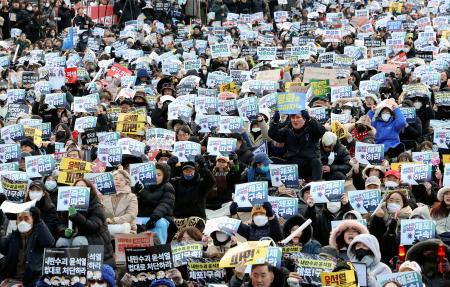 　韓国の尹錫悦大統領の拘束や罷免を求める人たち＝４日、ソウル（聯合＝共同）