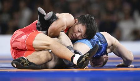 　男子フリー５７キロ級決勝　米国選手を攻める樋口黎＝パリ（共同）