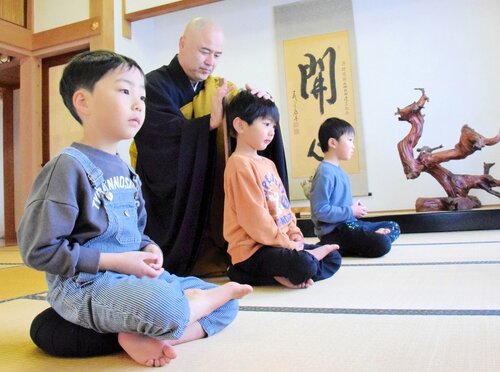 真剣な面持ちで座禅を組む園児ら＝１３日、倉吉市谷の源徳院