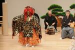 　２２日、パリ日本文化会館で行われた半能「嵐山」の公演＝パリ（共同）