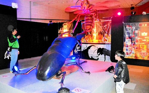 巨大昆虫のオブジェが展示された会場