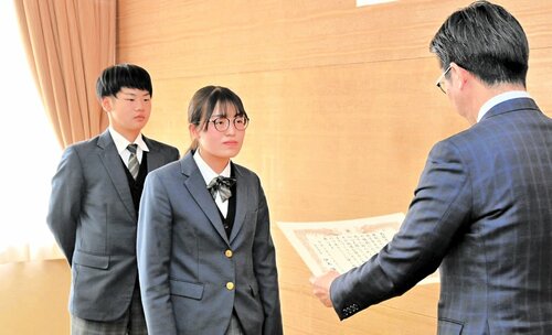 伊木市長（右）から感謝状を受け取る生徒ら