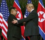 　２０１８年６月、米朝首脳会談の冒頭で握手する北朝鮮の金正恩朝鮮労働党委員長（左）とトランプ米大統領＝シンガポール（ロイター＝共同）