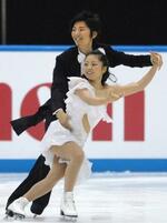 　全日本選手権のアイスダンス規定に出場した坂頂みなみ、坂頂達也組＝２００６年１２月、名古屋市総合体育館