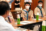 足羽教育長（左）に大会で学んだことを伝える学生