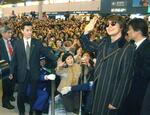 　２００４年１１月に来日した韓国ドラマ「冬のソナタ」主演の「ヨン様」ことペ・ヨンジュンさんを熱狂的に迎えるファン＝成田空港
