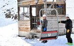 オープンに備えリフトを点検する従業員＝２１日、若桜町※米のわかさ氷ノ山スキー場