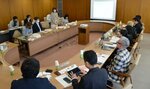 リモートワーカーの普及、育成について活発に意見を交わす参加者ら＝鳥取県庁