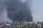 　ガザ地区南部ラファで、イスラエル軍の空爆後に立ち上る煙＝２４日（ロイター＝共同）