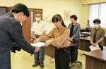 三上事務局長に申し入れ書を手渡す安田委員長（右）＝２６日、米子市役所淀江支所