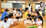 「Ｐｏｔａｔｏ　Ｋｉｄｓ」が運営する子ども食堂は、村民が集う場となっている＝日吉津村富吉