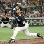 　４回途中から登板し、プロ初勝利を挙げたソフトバンク・沢柳＝東京ドーム