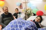 　エジプト・カイロの病院で取材に応じたムハンマド・アティーリさん（左）。中央奥は娘リハムさん、右は息子アブドルラフマン君＝１８日（共同）