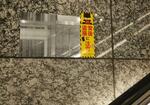　ＪＲ大阪駅ビル構内にあるエスカレーターの壁に設置されたステッカーと鏡面シール＝６月