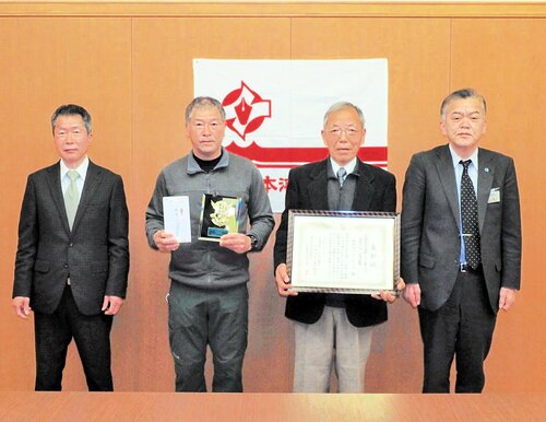 地域貢献賞を受賞した蘇武岳ファンクラブ（中央）