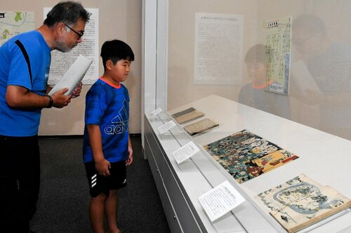 書状や絵図などに見入る来場者