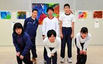 定形にとらわれず、思い思いの抽象画を出品した生徒たち＝１５日、鳥取市の鳥取砂丘コナン空港内コナンホール