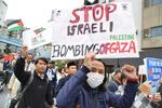 　イスラエル軍によるパレスチナ自治区ガザへの攻撃に抗議するイスラム教徒ら＝１７日午後、東京都内