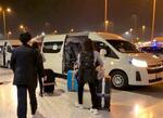 　日本政府手配のチャーター機でアラブ首長国連邦（ＵＡＥ）のドバイに到着した邦人ら＝１４日（共同）