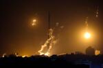 　４日、パレスチナ自治区ガザ北部で、夜空に光るイスラエル軍の照明弾（ＡＰ＝共同）