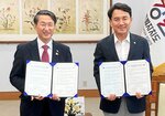 江原特別自治道の金知事（右）と協定書を交わす平井知事＝４日、韓国・春川市内の同道庁（鳥取県提供）