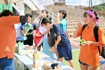 振る舞われた牛乳を味わう選手たち＝１日、倉吉市営陸上競技場