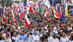 　ポーランドの首都ワルシャワで行われた大規模抗議デモ＝１日（ロイター＝共同）