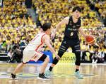 　千葉Ｊ戦でボールを運ぶ宇都宮の比江島（右）＝日環アリーナ栃木（（Ｃ）Ｂ．ＬＥＡＧＵＥ）