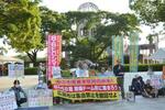 　原爆ドーム前で、平和記念式典時の入場規制に抗議する人たち＝３日、広島市